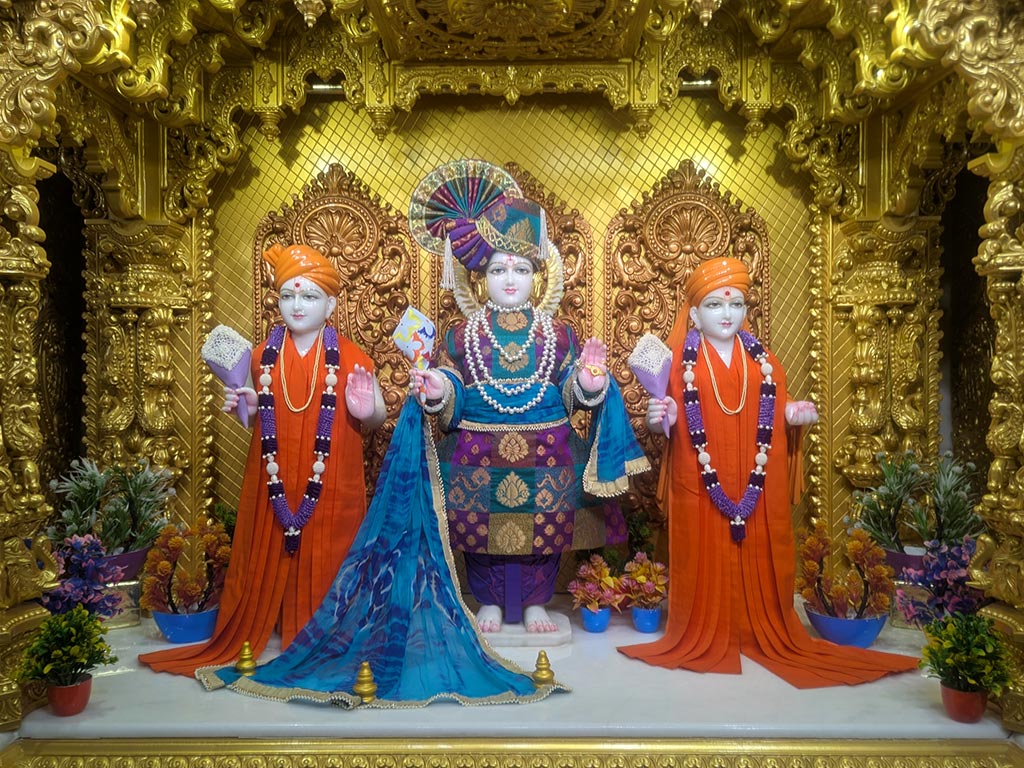 In Centre, Poorna Purushottam Shree Sahajanand Swami Maharaj, On Left Anadi Mul Akshar Murti Shree Gunatitanand Swami and On Right Anadi Mahamukta Shree Gopalanand Swami - Ground Floor