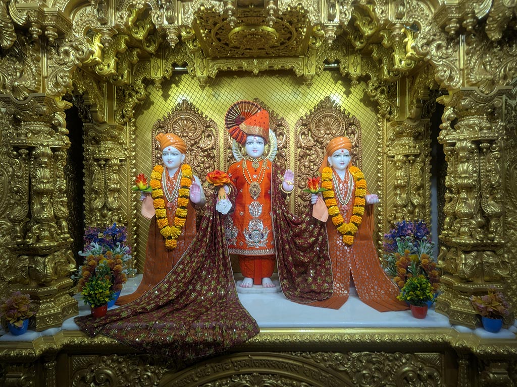 In Centre, Poorna Purushottam Shree Sahajanand Swami Maharaj, On Left Anadi Mul Akshar Murti Shree Gunatitanand Swami and On Right Anadi Mahamukta Shree Gopalanand Swami - Ground Floor