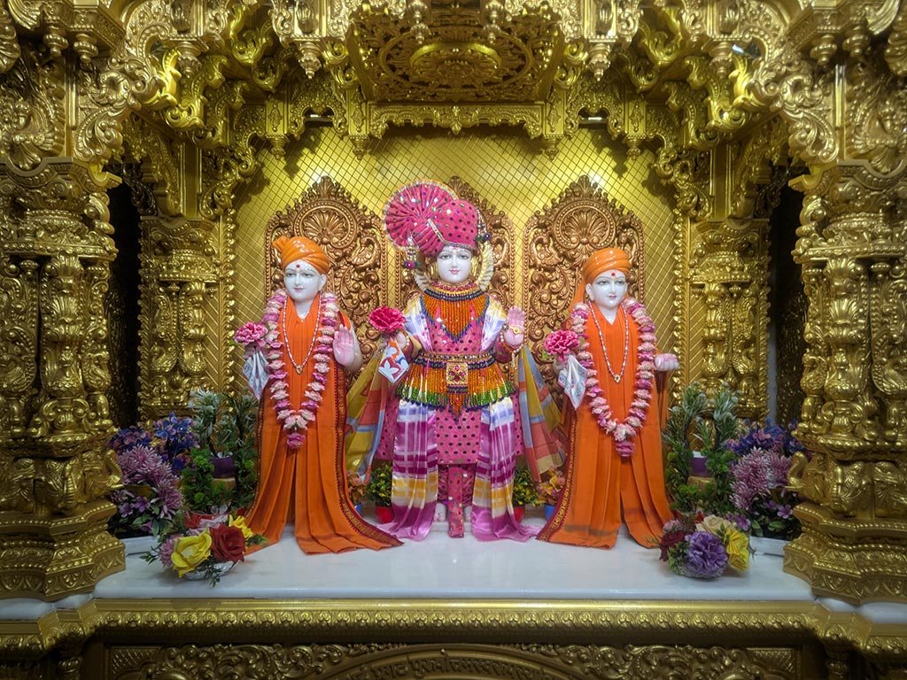 In Centre, Poorna Purushottam Shree Sahajanand Swami Maharaj, On Left Anadi Mul Akshar Murti Shree Gunatitanand Swami and On Right Anadi Mahamukta Shree Gopalanand Swami - Ground Floor