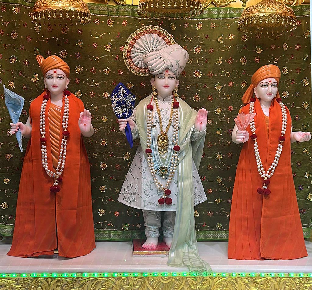 In Centre, Poorna Purushottam Shree Sahajanand Swami Maharaj, On Left Anadi Mul Akshar Murti Shree Gunatitanand Swami and On Right Anadi Mahamukta Shree Gopalanand Swami