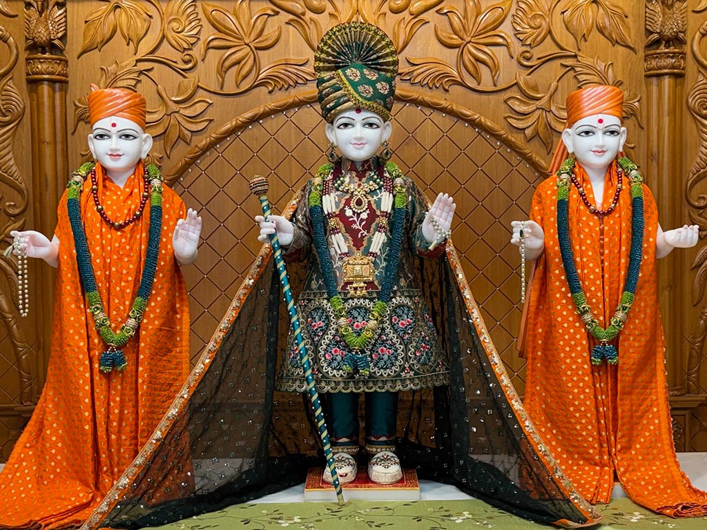 In Centre, Poorna Purushottam Shree Sahajanand Swami Maharaj, On Left Anadi Mul Akshar Murti Shree Gunatitanand Swami and On Right Anadi Mahamukta Shree Gopalanand Swami