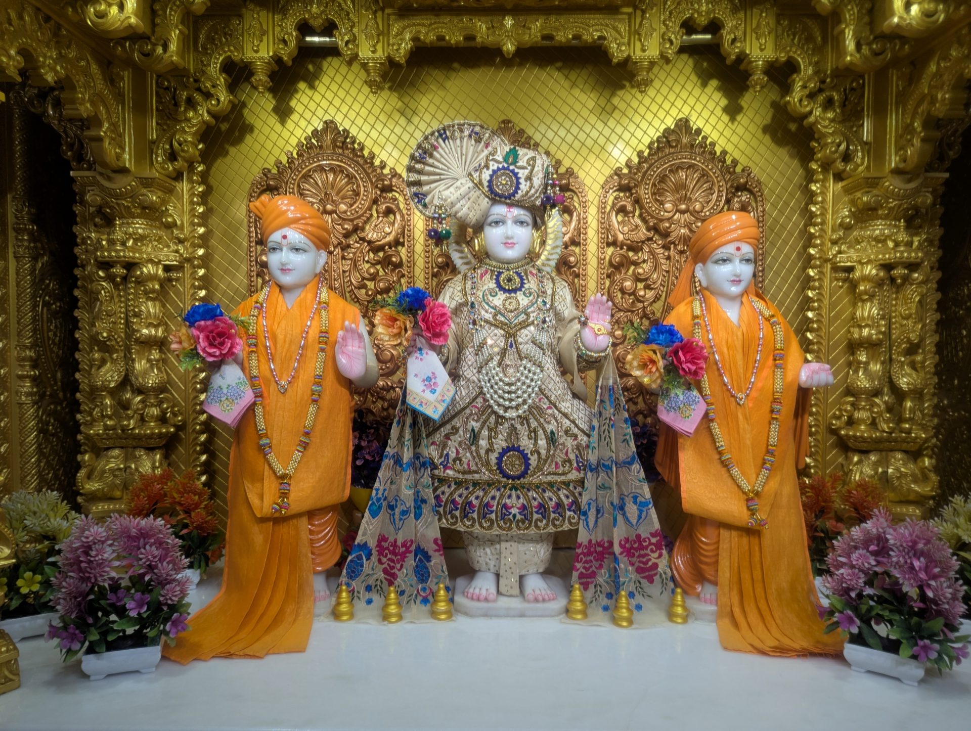 In Centre, Poorna Purushottam Shree Sahajanand Swami Maharaj, On Left Anadi Mul Akshar Murti Shree Gunatitanand Swami and On Right Anadi Mahamukta Shree Gopalanand Swami - Ground Floor