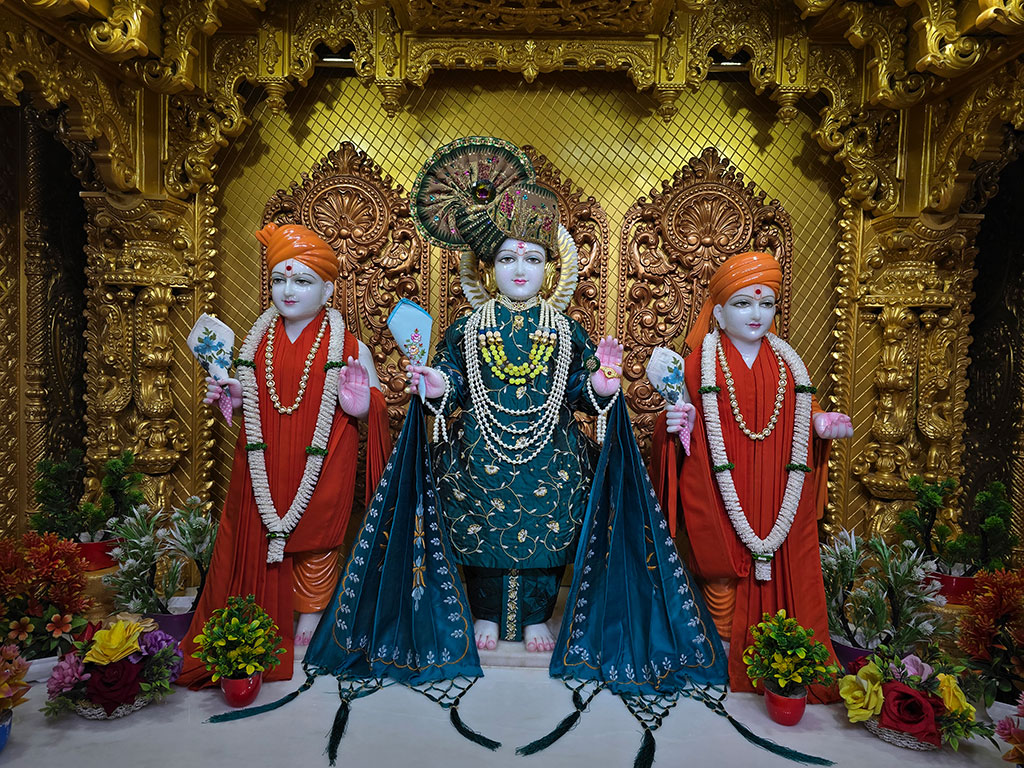 In Centre, Poorna Purushottam Shree Sahajanand Swami Maharaj, On Left Anadi Mul Akshar Murti Shree Gunatitanand Swami and On Right Anadi Mahamukta Shree Gopalanand Swami - Ground Floor