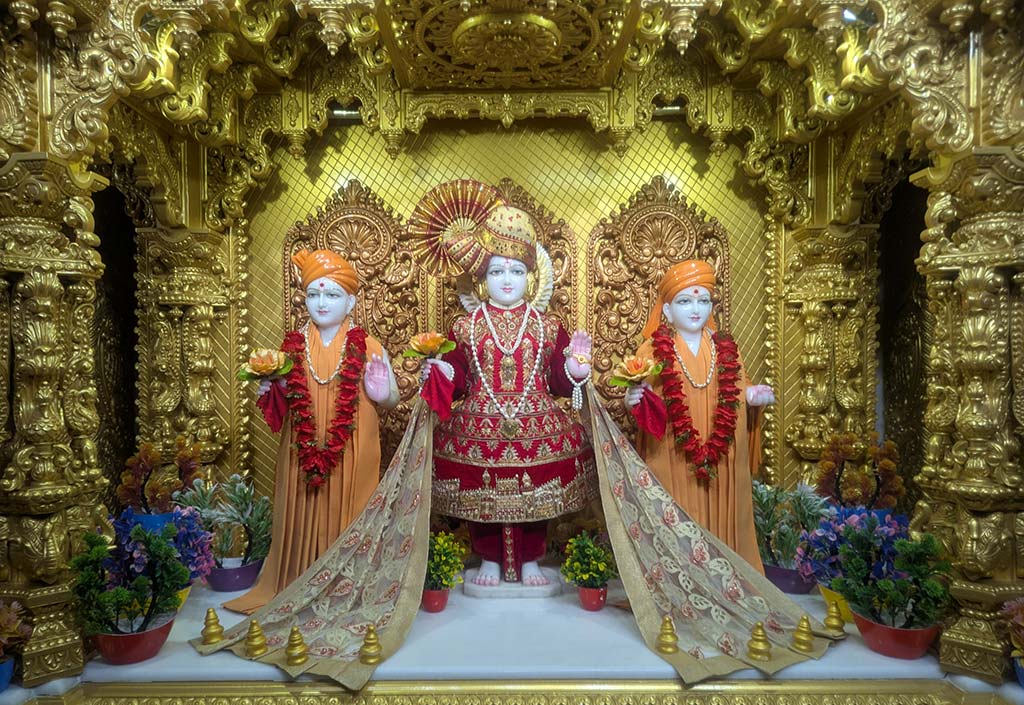 In Centre, Poorna Purushottam Shree Sahajanand Swami Maharaj, On Left Anadi Mul Akshar Murti Shree Gunatitanand Swami and On Right Anadi Mahamukta Shree Gopalanand Swami - Ground Floor